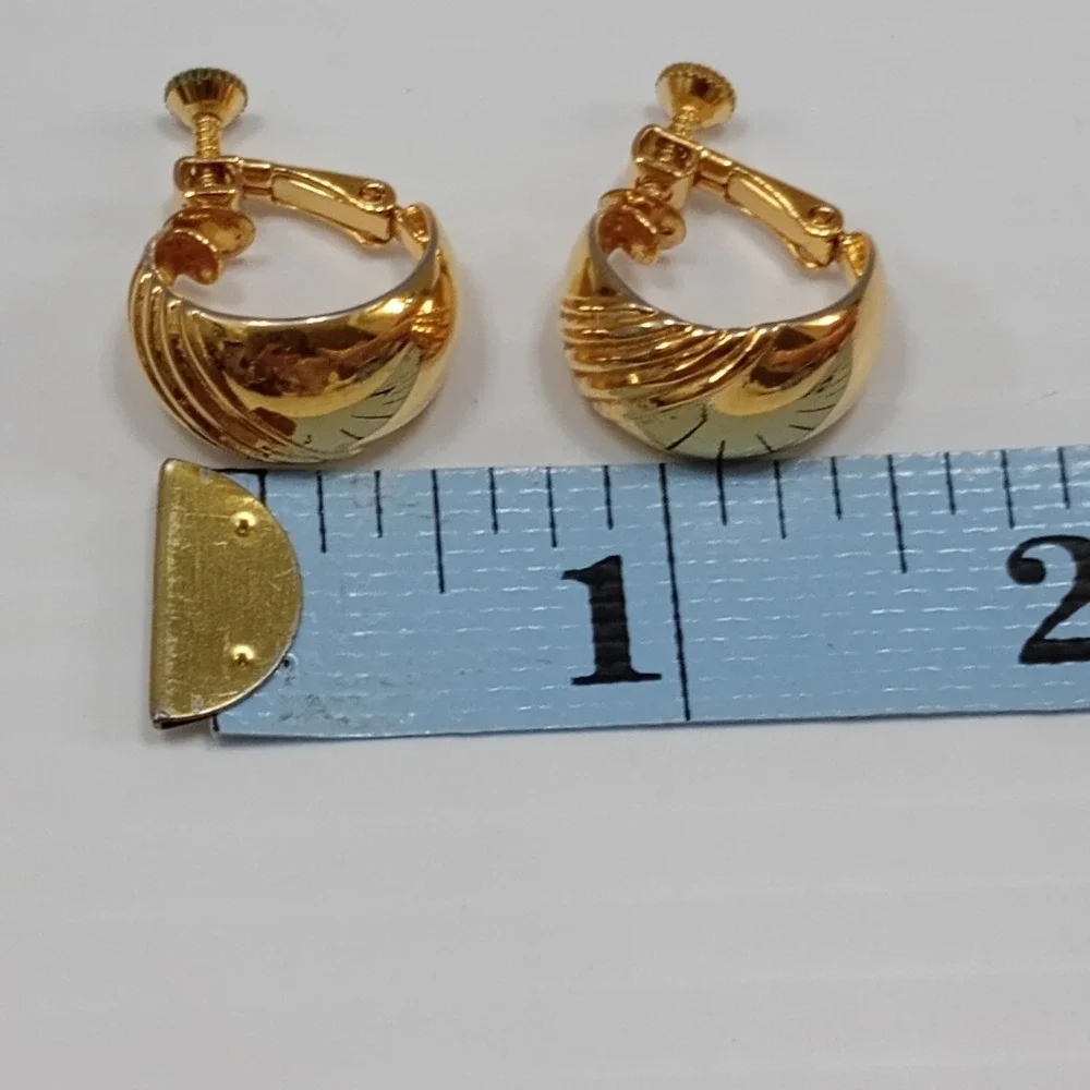 Vintage Napier Gold Tone Hoop Earrings‎ Clip On Screw Back Signed Retro